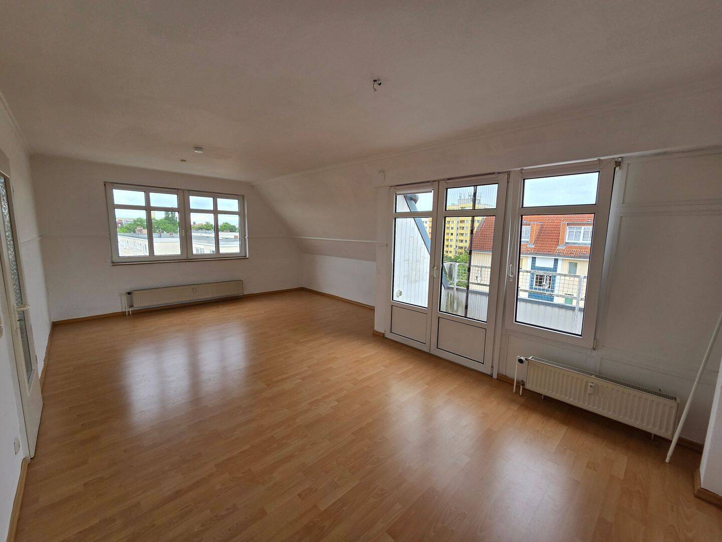 Lichtdurchflutete Dachgeschosswohnung mit Terrasse – 3 Zimmer auf fast 97 m² - Foto 1