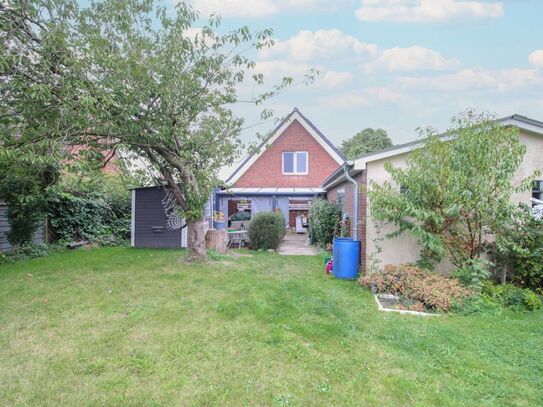 Familienidyll mit großem Garten, Pool, Solaranlage und einer Garage in Feldrandlage