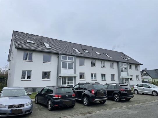 3 Zimmer, frisch renoviert mit neuer Einbauküche und Balkon