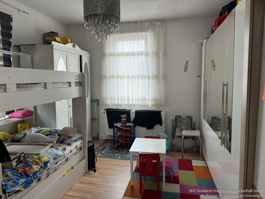 An 2 bis 4 Personen 3 Zimmer mit neuer Heizung im 2 OG Zentrum von Maulbronn ohne Balkon.