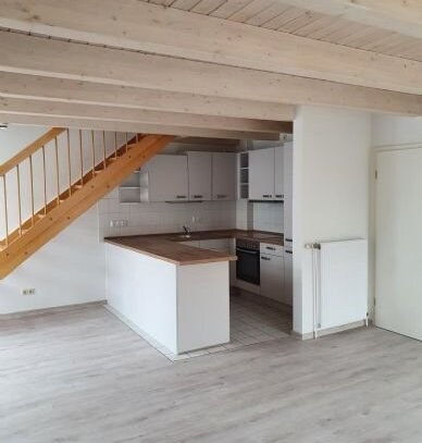 Schicke 3 Zimmer-Studio-Wohnung mit Einbauküche, Balkon, komplett neues Bad und Kellerraum