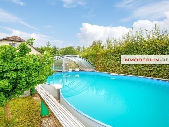 IMMOBERLIN.DE - Energieeffizientes Einfamilienhaus mit Einliegerwohnung, Garage + Pool in naturverbundener Lage