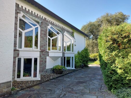 Freistehender Bungalow mit ausgebautem Untergeschoss, schöner Gartenanlage, Fischteich,Pavillon und 3 Garagen, idyllisc…