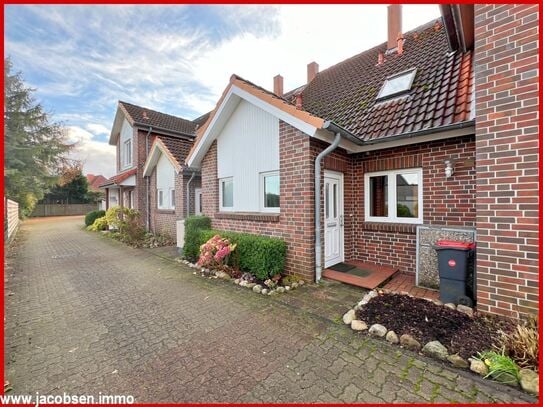 "Eine kleine Stadtoase" - Charmantes Reihenmittelhaus mit kleinem Garten, Garage & Stellplatz