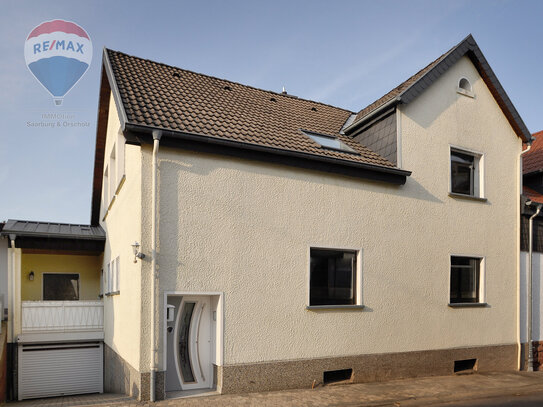 Verliebt ins Detail: Charmantes Einfamilienhaus aus den 1930ern mit Gartenparadies und Garage