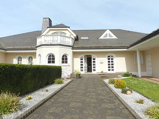 Hochwertige Landhaus-Villa mit Pool und Koi-Teich in sonniger, ruhiger Lage!