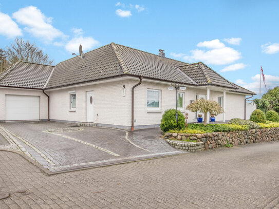 Modernes Wohnparadies - Ebenerdig Wohnen mit Kamin, Garten und Garage