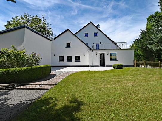 Wunscherfüller Stadtgrenze Essen-Heidhausen! Landhaus, Traumgrundstück, geschlossener Luxus-Carport