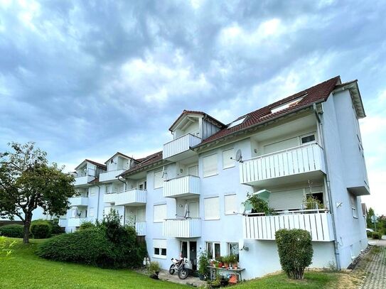 **Lichtdurchflutete Dachgeschosswohnung mit Balkon und Weitblick**