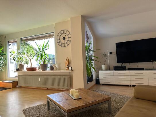 Ruhige 4,5 Zimmer Wohnung mit Terrasse, Loggia, Garage und Stellplatz. PROVISIONSFREI !