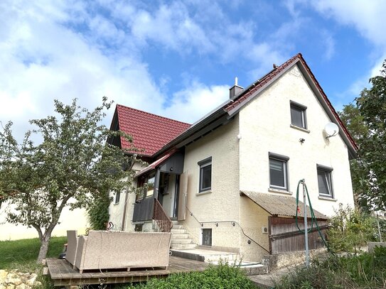 Modernisiertes Einfamilienhaus - Heizung und Dach + neu + PV-Anlage