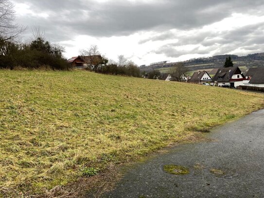 Drei Baugrundstücke nebeneinander mit ca. 1.855 m² mit Weitblick in Spangenberg, voll erschlossen.