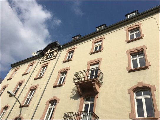 Vermietete, großzügige 2-Zimmer-Altbauwohnung mit Balkon in denkmalgeschütztem Mehrfamilienhaus