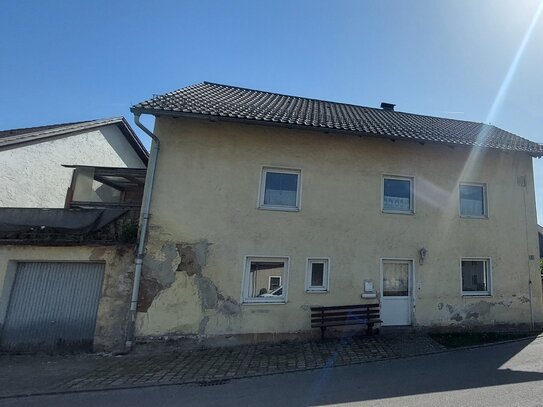 Stark sanierungsbedürftiges Zweifamilienhaus in 93483 Pösing, Dorfplatz 2