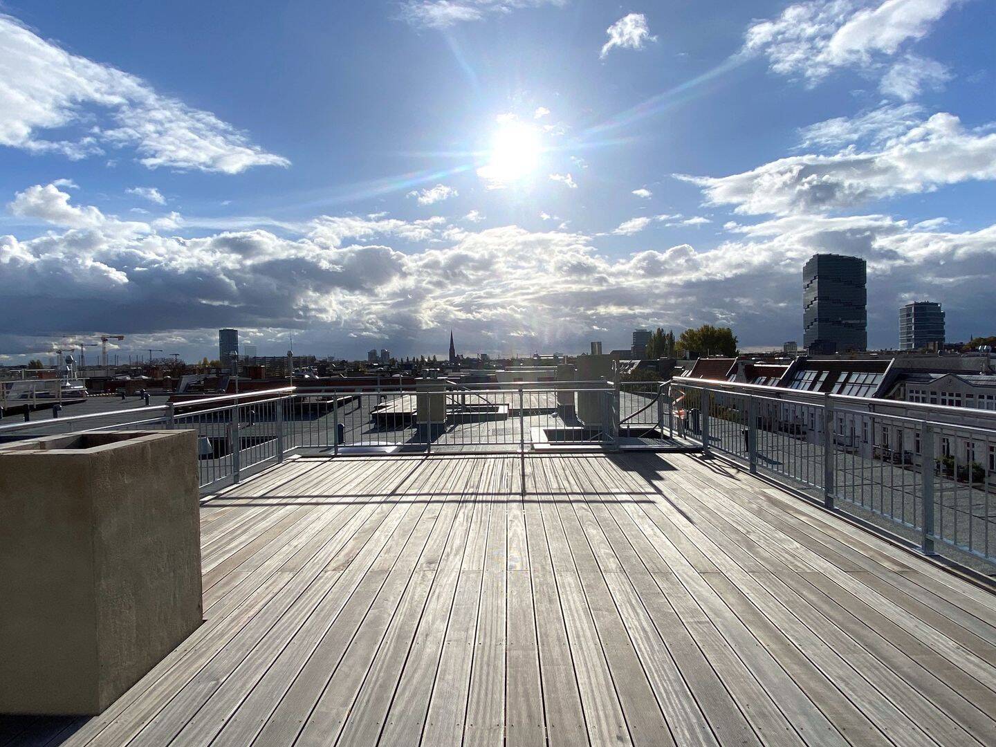 FREI AB 01.05.26 | AUFDACHTERRASSE | möbliertes STUDIO im neuen DG MITTEN im KIEZ | Loggia | EBK - Photo 1
