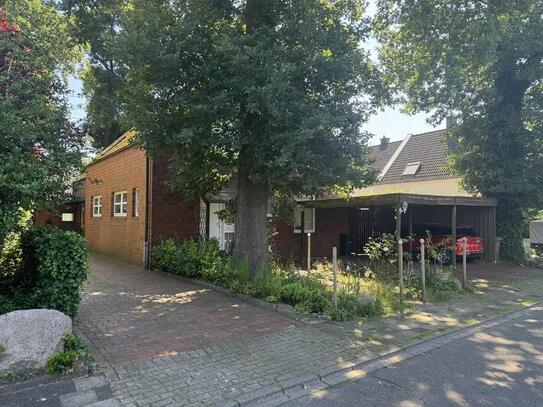 Geräumige Doppelhaushälfte, ca. 130 m² Wohnfläche, 5 ZKB mit Terrasse und Carport!