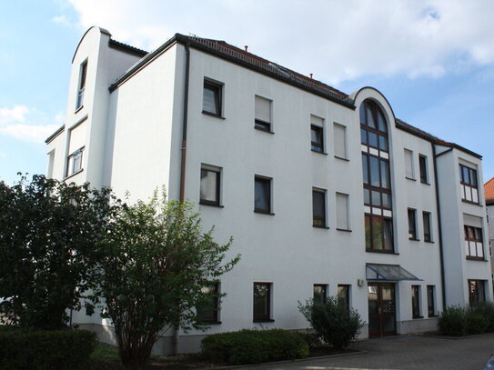 2-Zimmer-Wohnung mit Balkon und ebenerdigen Tiefgaragenstellplatz in Dresden Seidnitz/ Dobritz zu vermieten