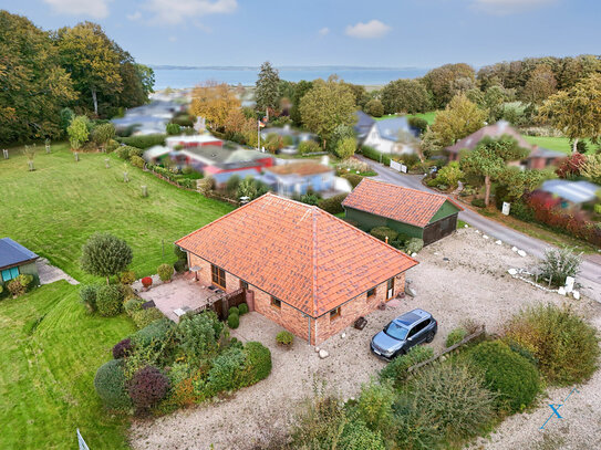 Walmdach Bungalow mit Fördeblick in Langballigholz