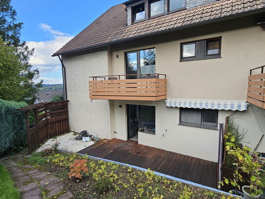 Elegante Erdgeschosswohnung mit Terrasse, Gartenblick, Balkon und zwei Bädern mit Fenster.