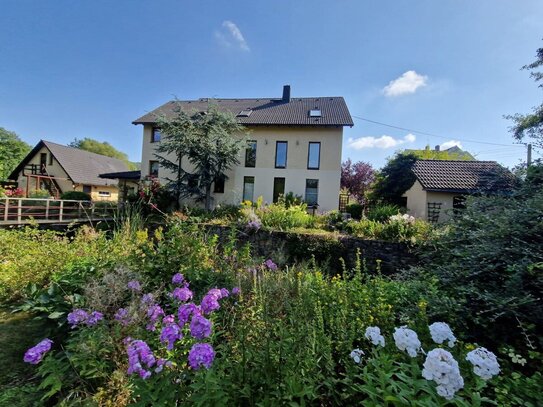 Wunderschönes Wohnhaus im Grünen, mit Garagen und einem Gartenhaus in Lichtenberg zu verkaufen!