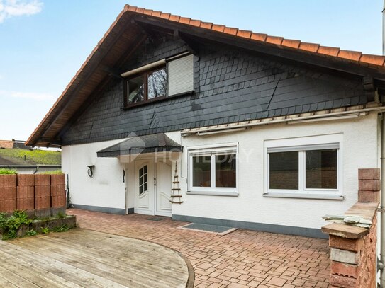 Charmantes Mehrfamilienhaus mit großzügiger Wohnfläche, 2 Terrassen, Garten und Stellplätzen