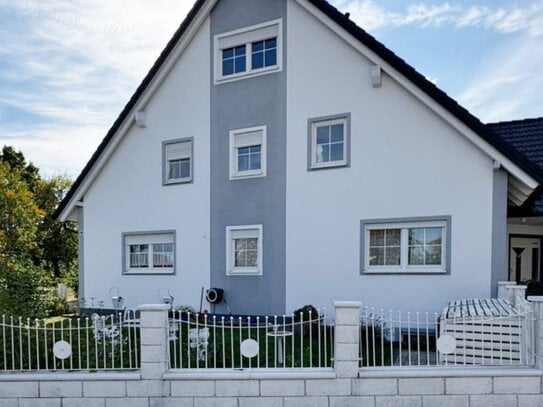 Geräumiges Zweifamilienhaus in Adelsdorf mit 324m², Pool und modernen Annehmlichkeiten