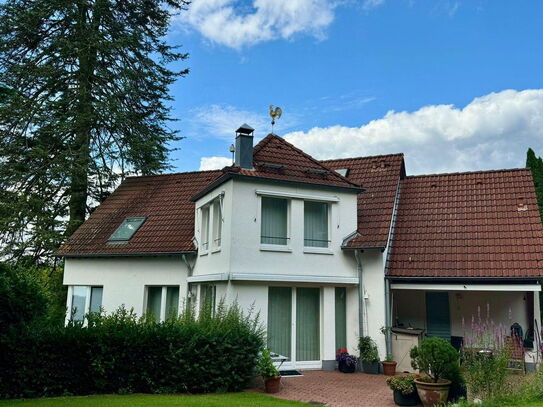 Großzügiges Einfamilienhaus mit Garten und Doppelgarage in ruhiger Lage