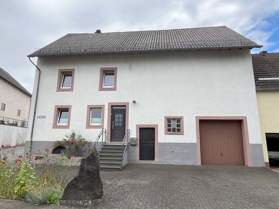 Ehemaliges Bauernhaus mit Nebengebäude in Steffeln