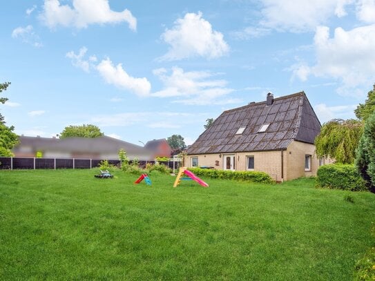 Familienidylle und Bauplatz: Einfamilienhaus in Itzehoe/Wellenkamp