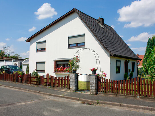 Freistehendes Einfamilienhaus mit großem Garten.