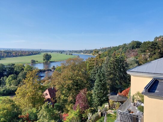 Mit dem Aufzug direkt ins exklusive Dachgeschoss mit grandiosem Ausblick über die Elbe!