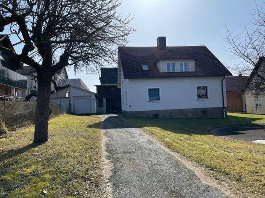 Idyllisches kleines Bauernhaus mit Nebengebäuden in der Knopfstadt Bärnau