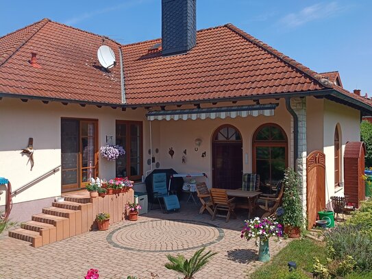 modernes Architektenhaus im Bungalowstil mit Doppel-Garage in Dorndorf