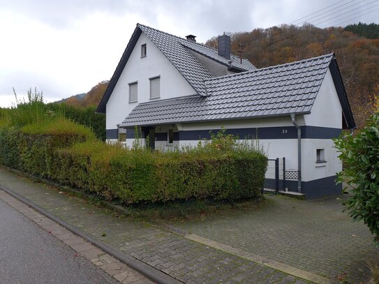 Teilmodernisiertes Einfamilienhaus mit Anbau