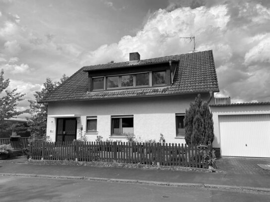 Idyllisch gelegenes Ein- bis Zweifamilienhaus mit Kamin, Balkon und Schlossblick!