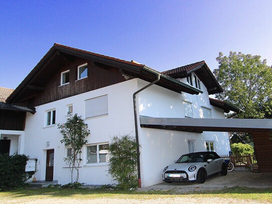 Dachgeschosswohnung mit Balkon und Bergblick