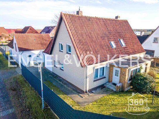 Ein Haus, viele Möglichkeiten: Doppelhaushälfte mit Nebengebäude