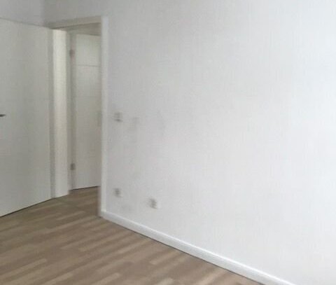 Mitten im Kiez! Kleine freundliche 1 Zimmer Wohnung mit Terrasse zum ruhigen Innenhof.