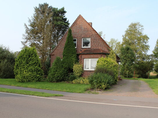 Einfamilienhaus mit großem Grundstück und Potenzial zur individuellen Gestaltung in Brake