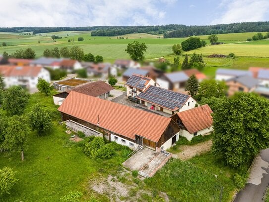 Großzügiges Bauernanwesen mit Hof und Lagerhallen nahe Regensburg