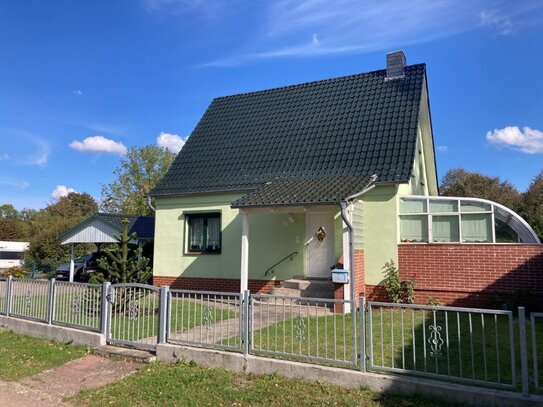 Am Ortsrand: Einfamilienhaus mit Vollkeller - Wintergarten - Carport.....