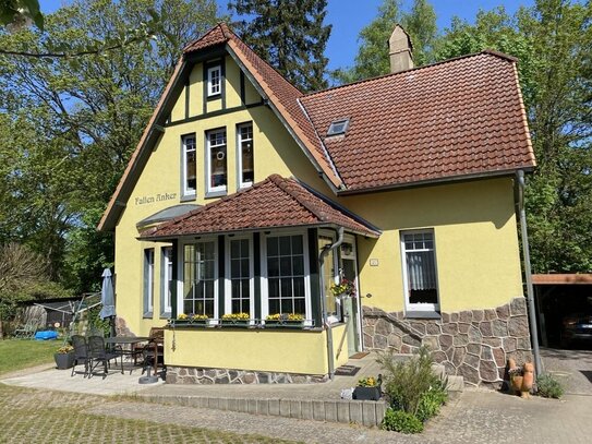 Stilvolle Villa mit Bungalow, Doppelcarport und großem Grundstück in idyllischer Lage zwischen Müritz Nationalpark und…