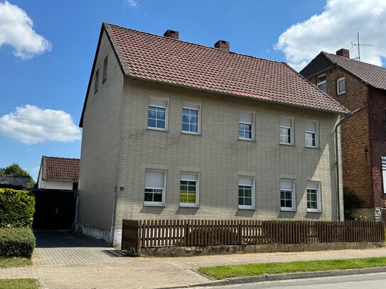 Großes Einfamilienhaus mit Garagen-Nebengebäude in Wolsdorf