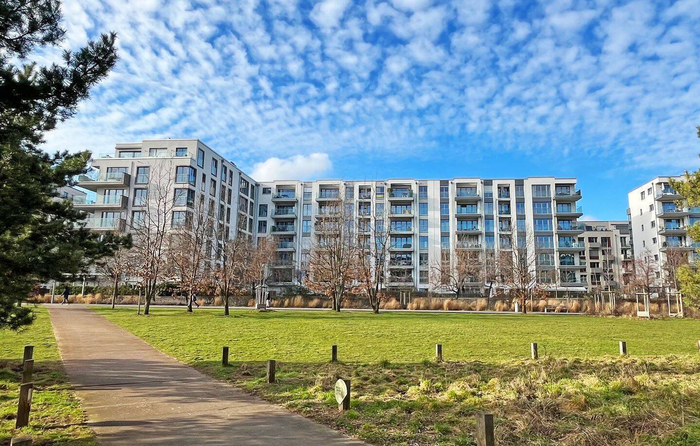 Lichtdurchflutetes 6.OG mit großem Balkon und Komfort-Ausstattungen - direkte Parklage! - Foto 1