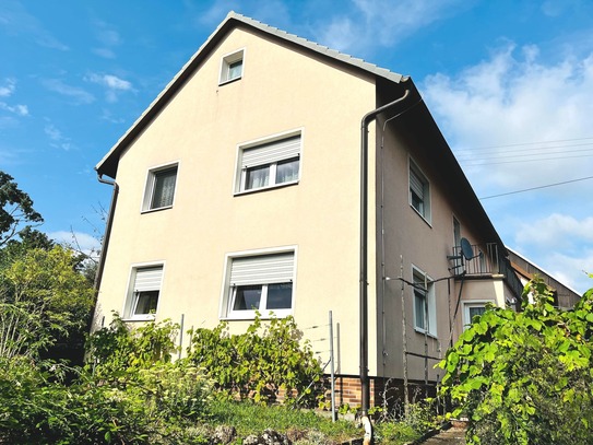 Familienfreundliches Haus mit Garage, Nebengebäuden und Garten in begehrter Ortsrandlage, Grund 1.041m², Wohnfl. 150m²!