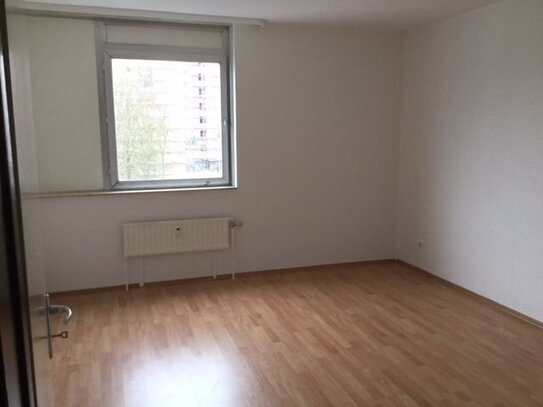 3-Zimmer-Wohnung mit neuem Laminatboden und Balkon