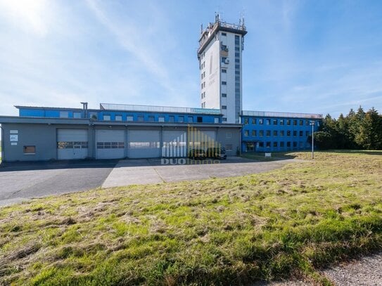 Bürofläche mit insgesamt vier Büros und Ausblick über den Flugplatz zu vermieten