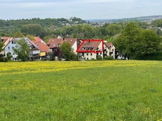 Toplage direkt im Grünen! Kurzfristig frei! Gepflegte 4,5-Zi.-Mais.-Wohn. mit 2 Bädern, Südbalkon u. TG-Platz!