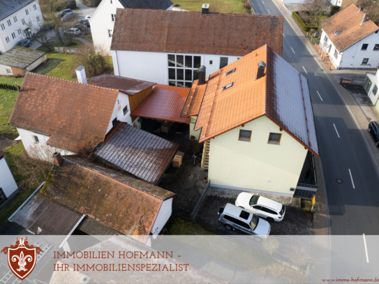 *** Teilsaniertes Zweifamilienhaus mit Gewerbehalle in zentraler Lage ***