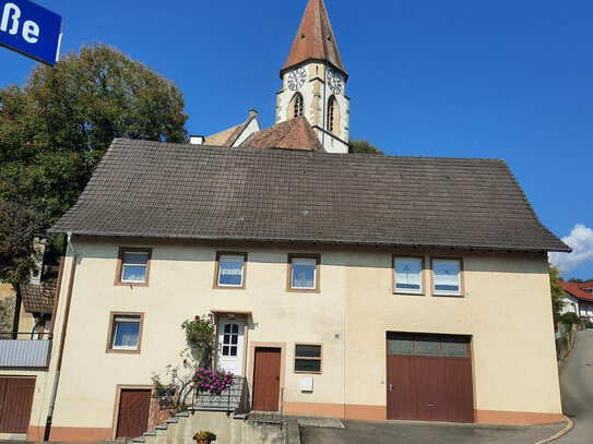 Wohnhaus - mit viel Ausbaureserve für handwerklich geschickte Bauherrn - mit grosser Garage - Nähe Schweiz.